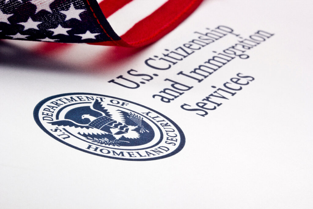 Revisa que tu documento G-884 sea la versión aceptada por USCIS, además complétalo adecuadamente y fírmalo. 