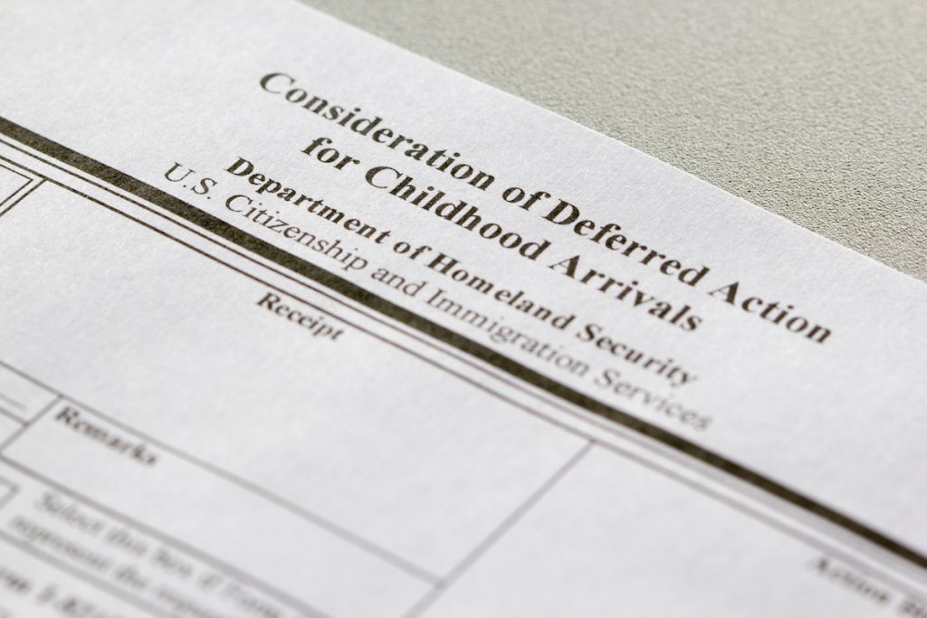 Para poder hacer la petición a DACA debés completar el formulario I-821D y además presentar la documentación solicitada.