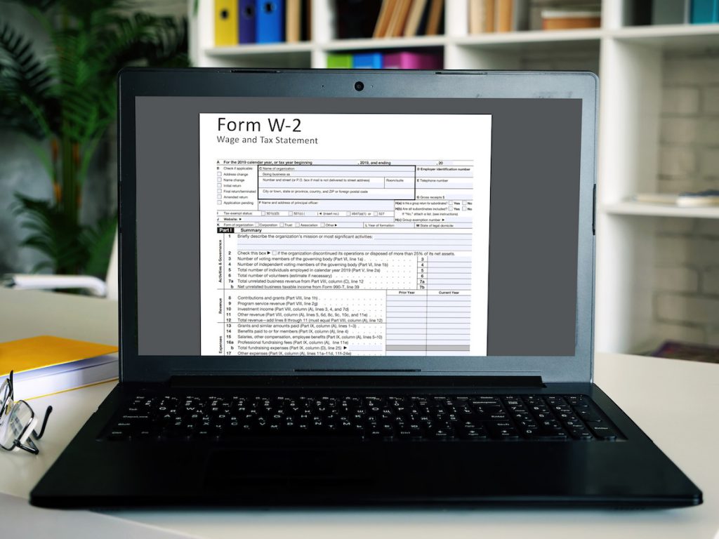 Las empresas emiten los formularios W-2 a empleados y contratistas para el pago de sus impuestos.