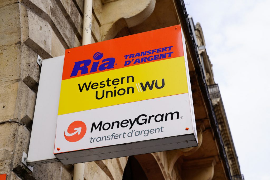 Se puede enviar dinero a través de Western Union cómo también de Money Gram.