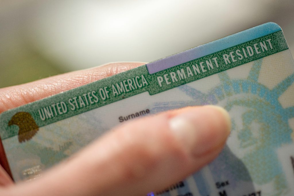 Si logras la aprobación de la exención por interés nacional rápidamente podrías obtener tu residencia y tu green card.