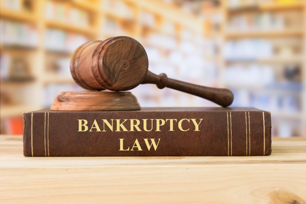 El fraude al usar el recurso de la bancarrota puede ser penado como delito federal, así que lo más recomendable es buscar el apoyo profesional para aplicar. 