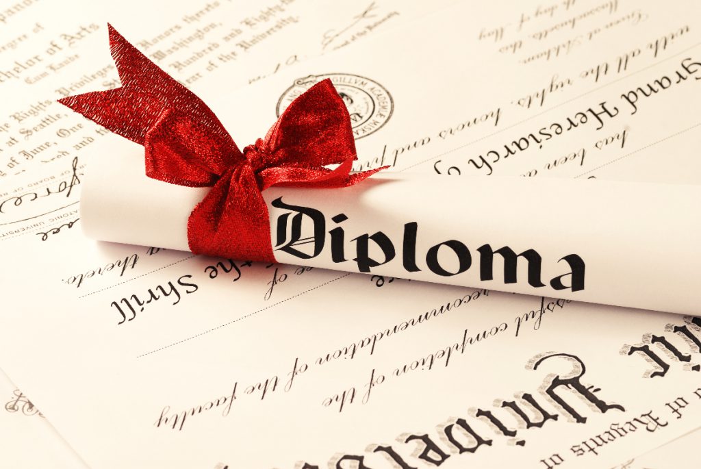 Si certificas tu diploma o título de estudios universitarios puedes tener mejores opciones de empleo.